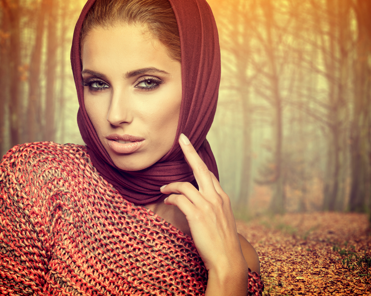 Красивая шатенка с платком на голове на фоне леса