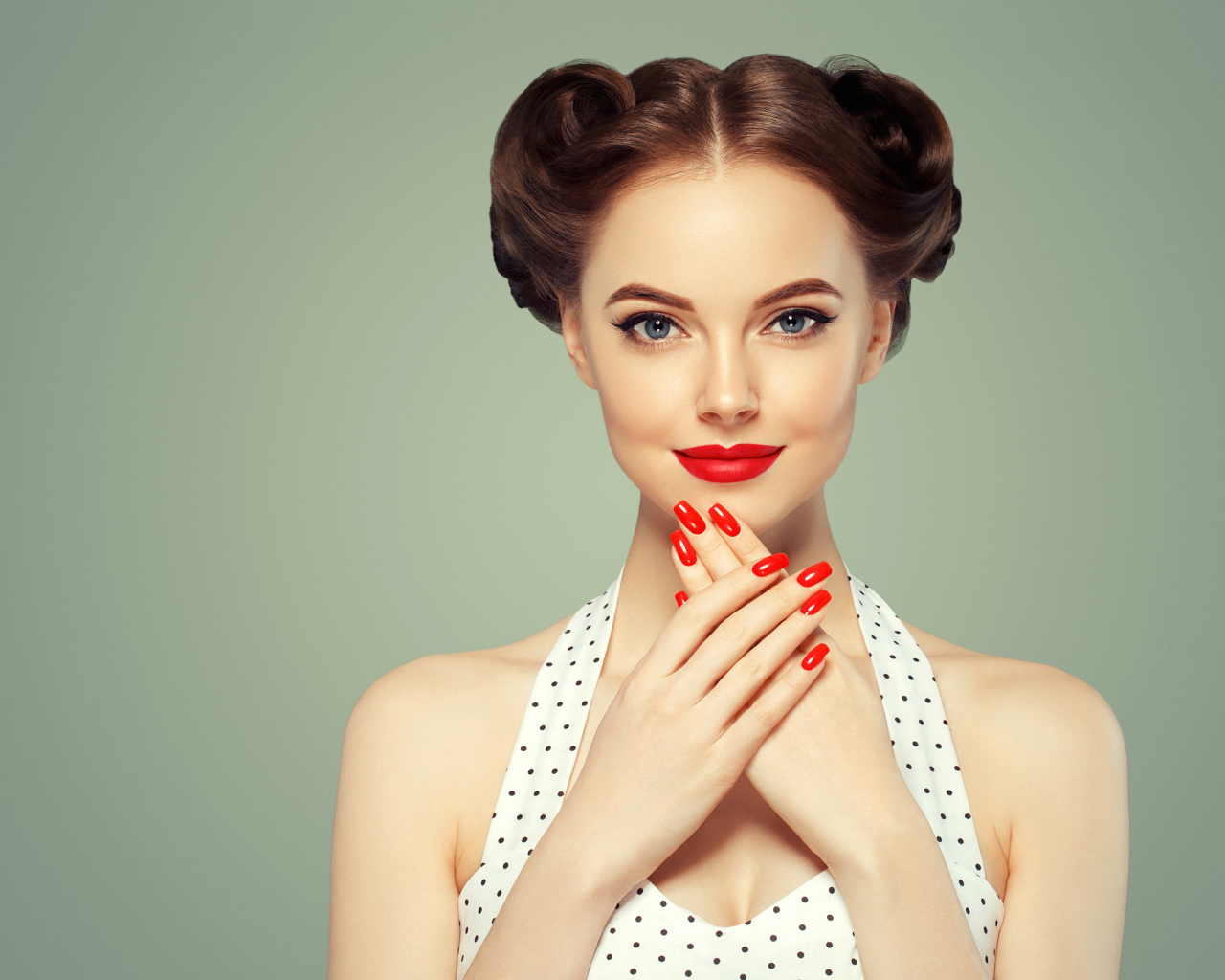 Красивая шатенка с яркими красными ногтями