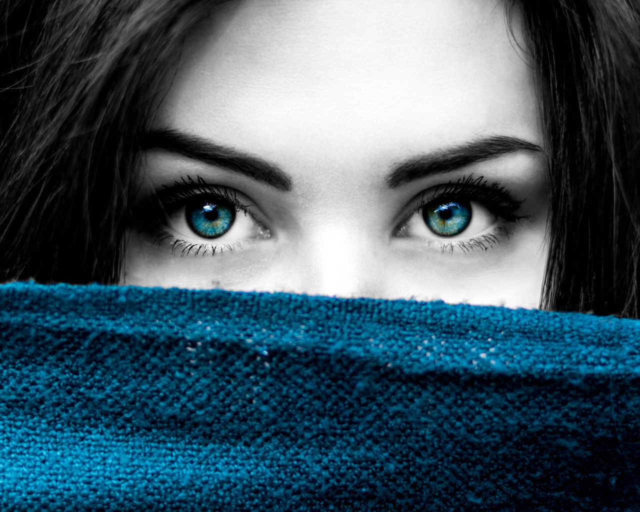 Красивые глаза девушки крупным планом 