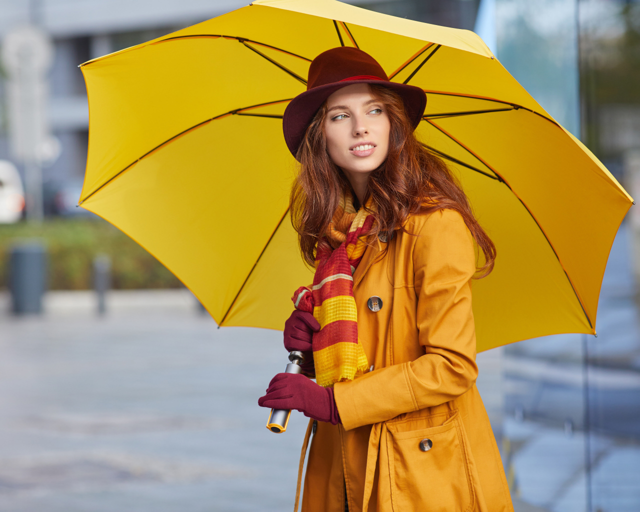 Красивая девушка в пальто с зонтом 