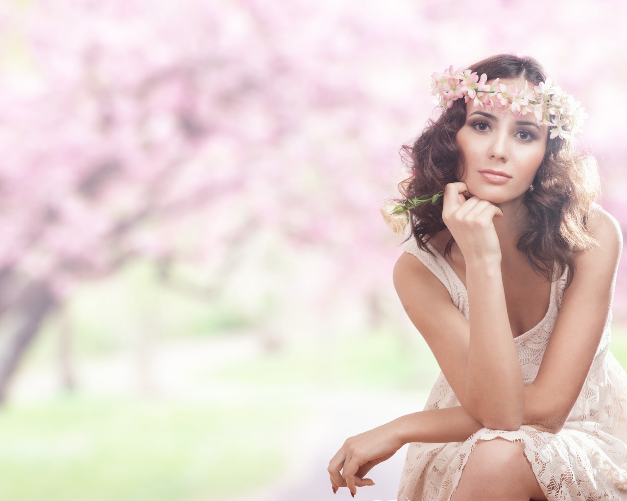 Красивая девушка в розовом платье с венком на голове