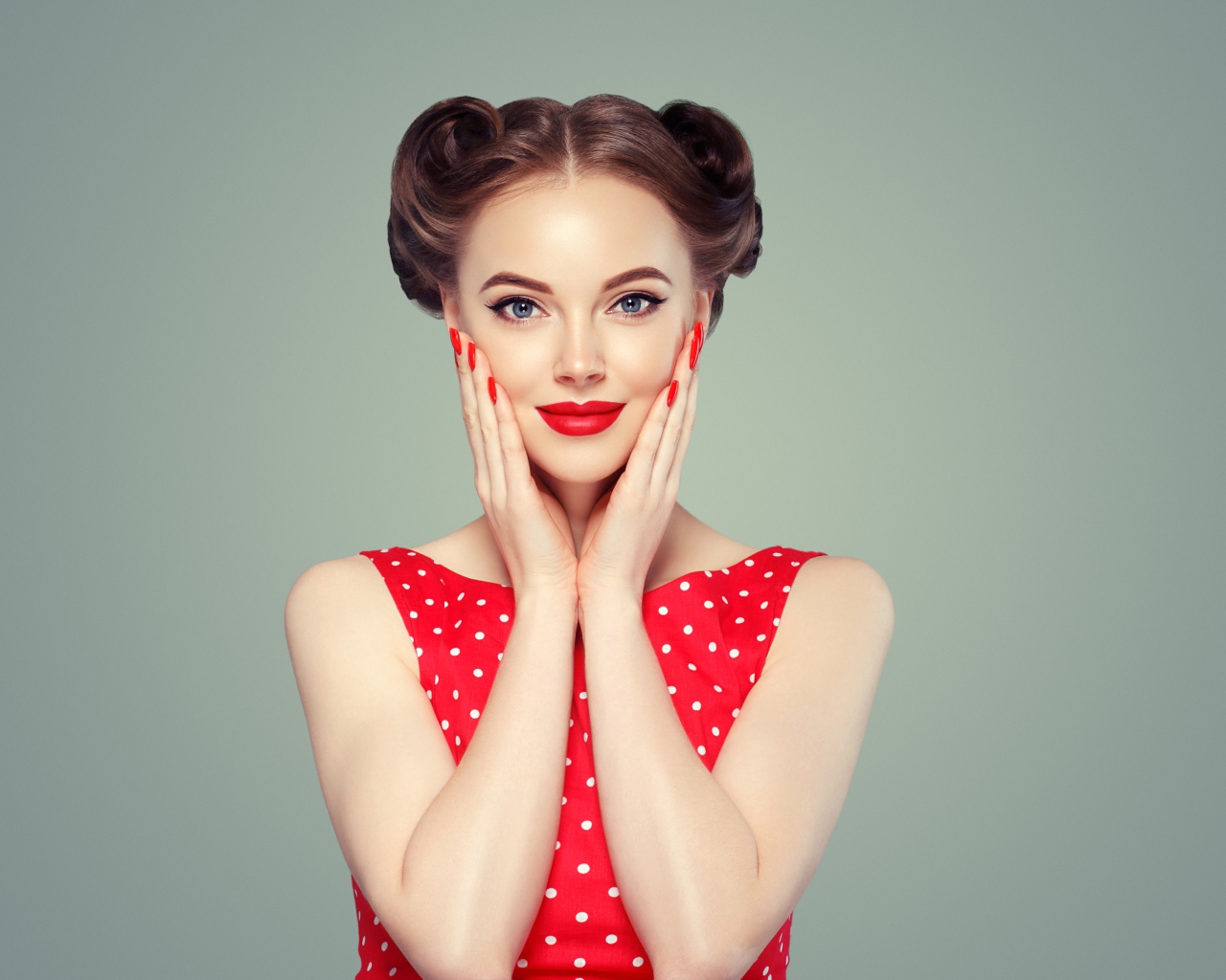 Красивая девушка в красном платье в горошек