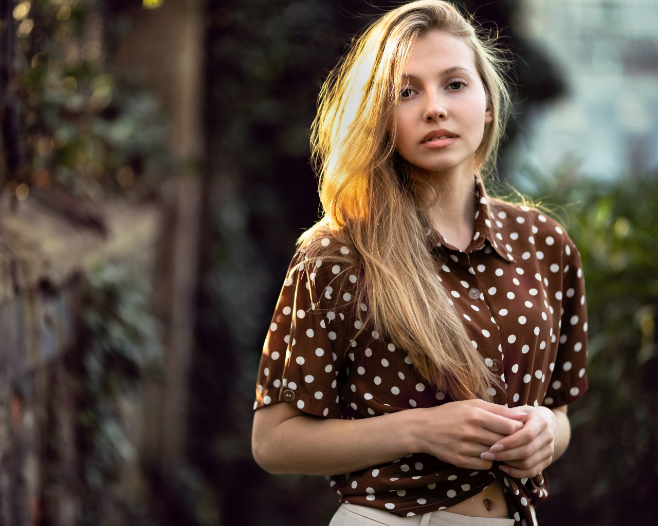 Красивая девушка в рубашке в горох 