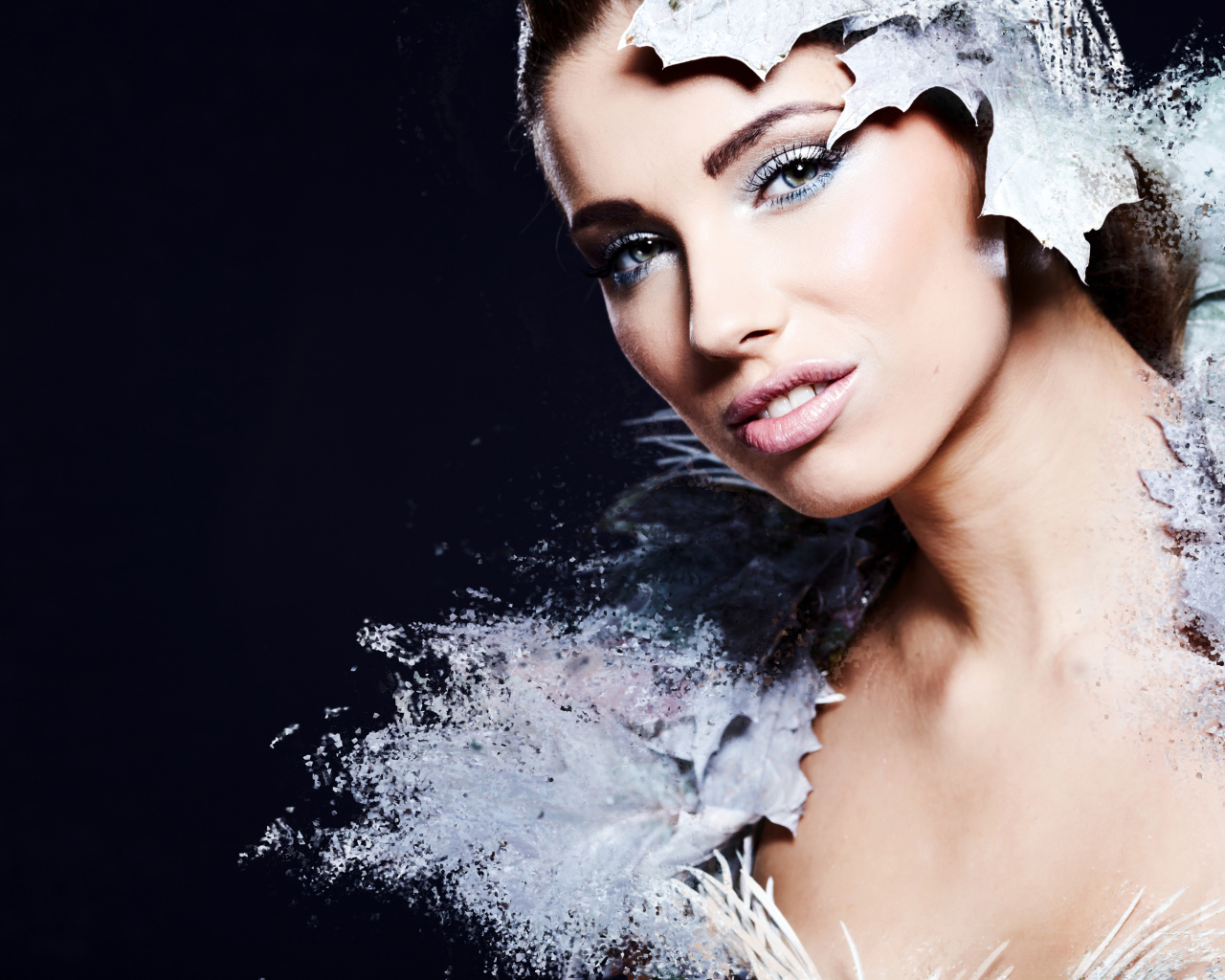 Красивая девушка в необычном костюме на синем фоне