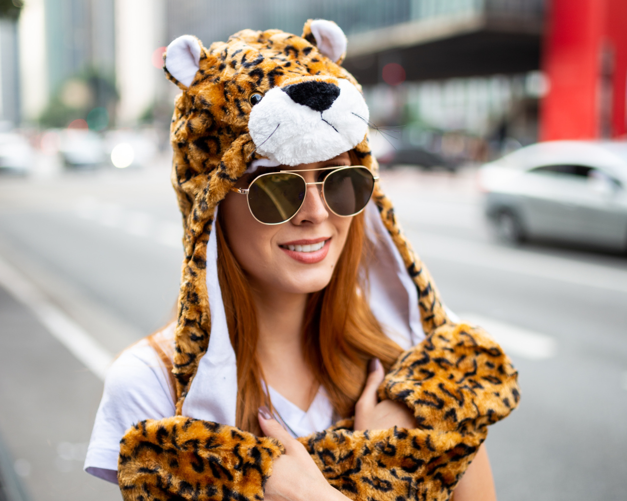 Красивая девушка в очках в смешной шапке