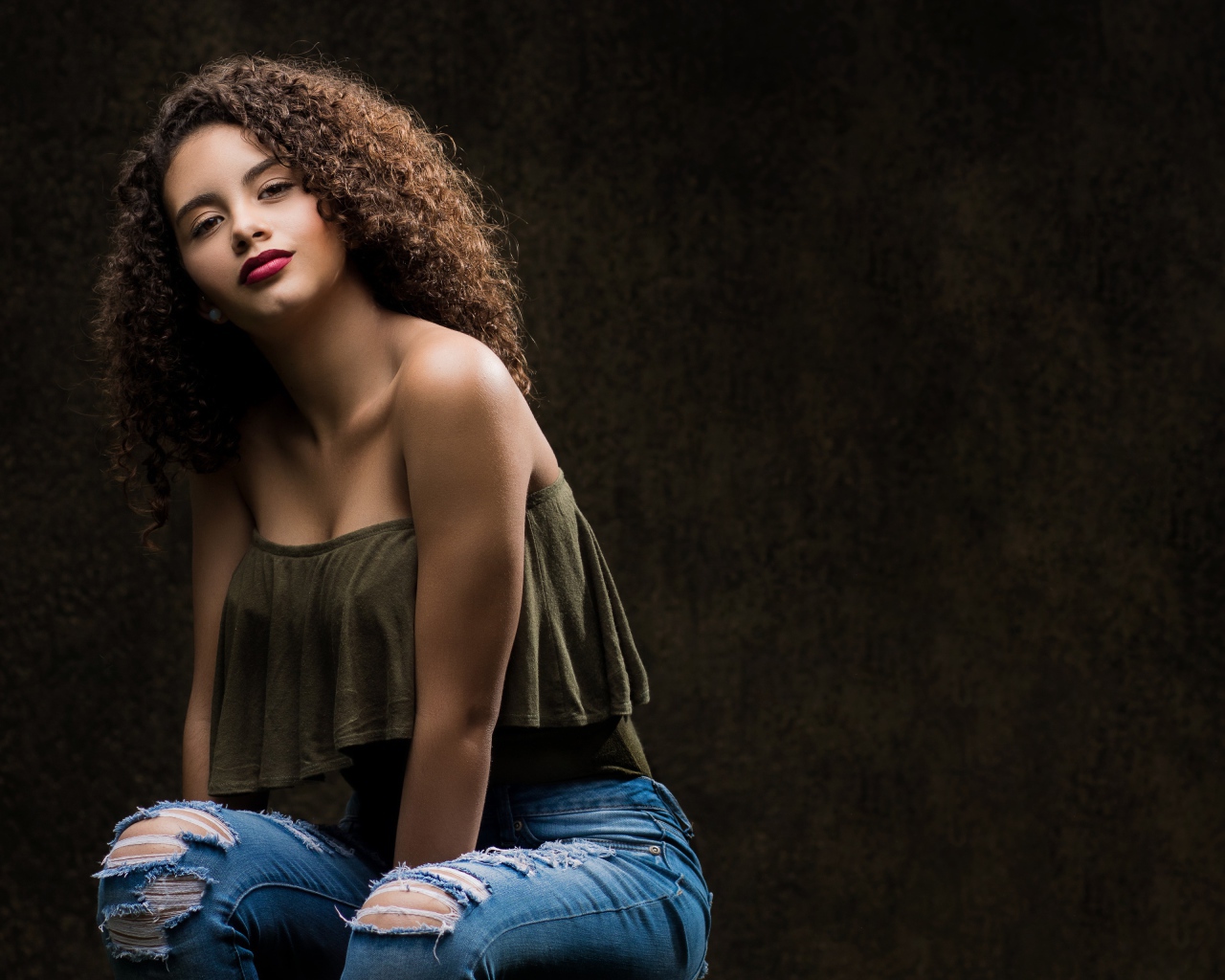 Красивая девушка в модных джинсах 