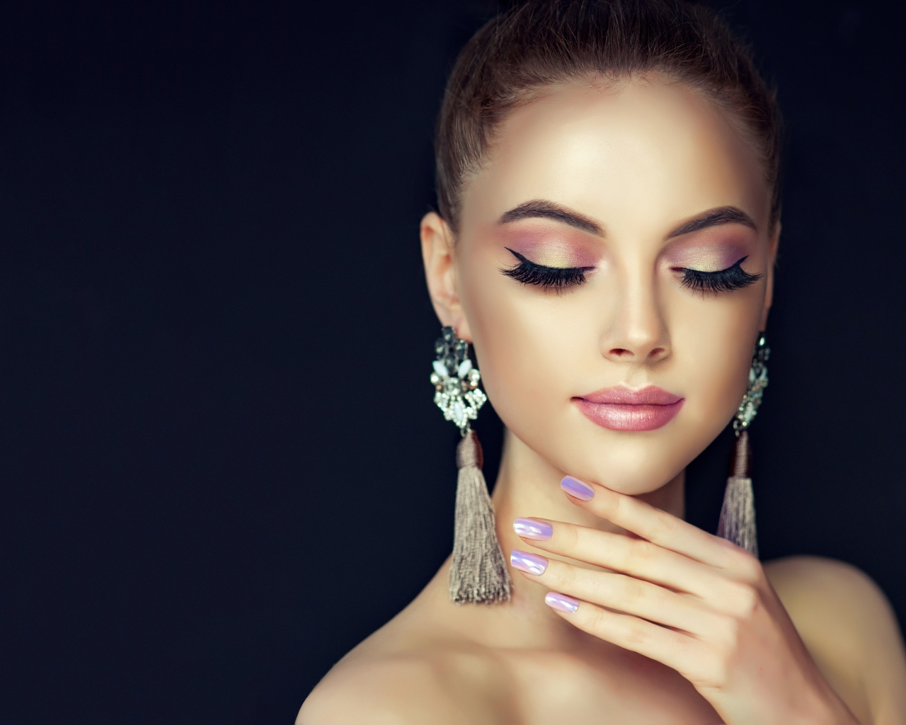 Красивая девушка модель с макияжем и длинными сережками