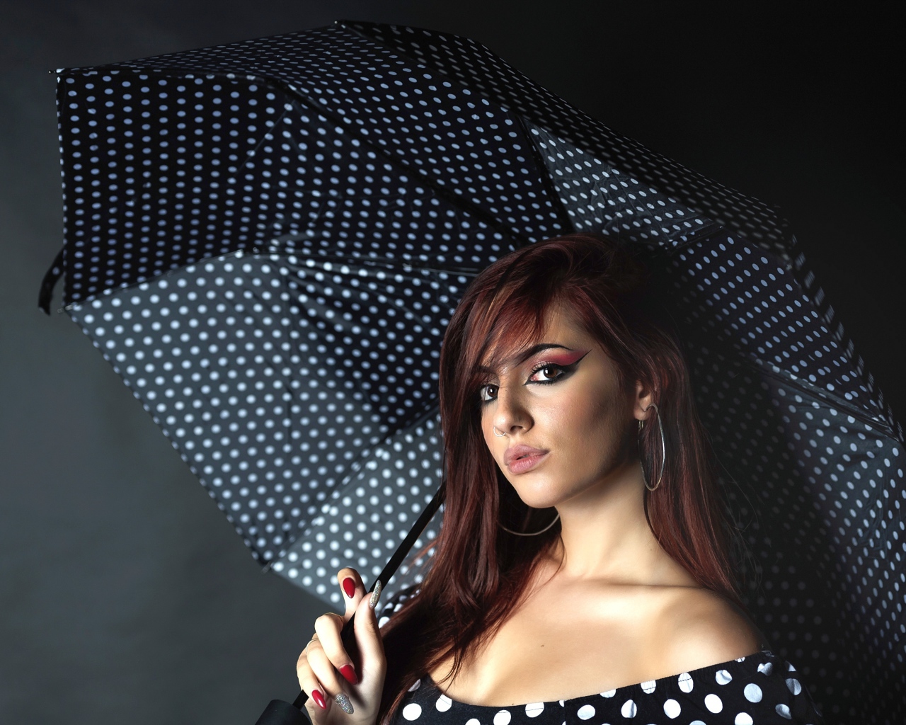 Красивая девушка под большим зонтом