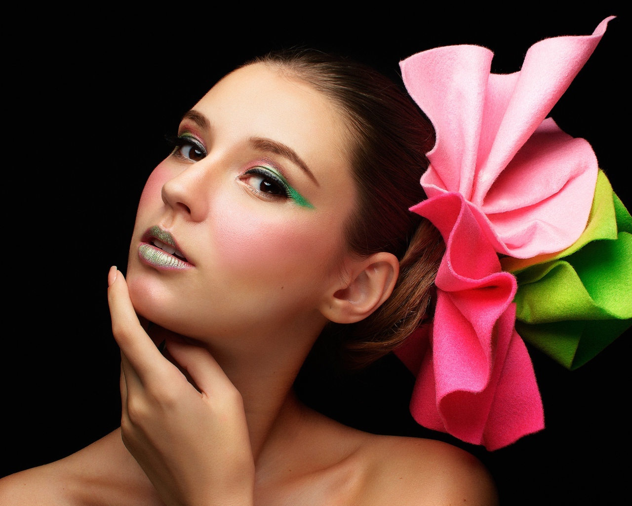 Красивая девушка с бантом в волосах на черном фоне