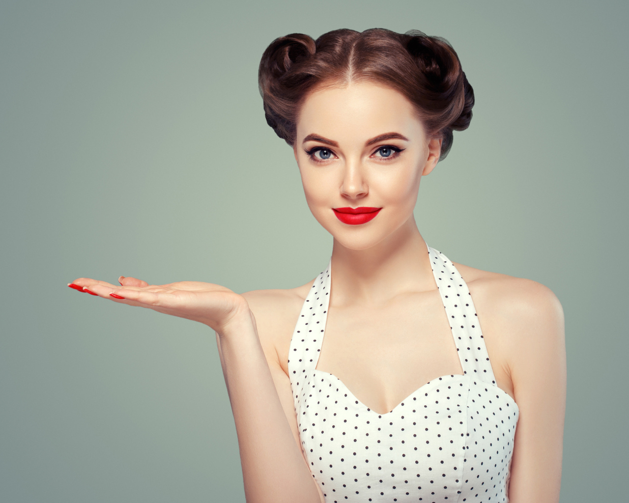 Красивая девушка с прической на голове в платье