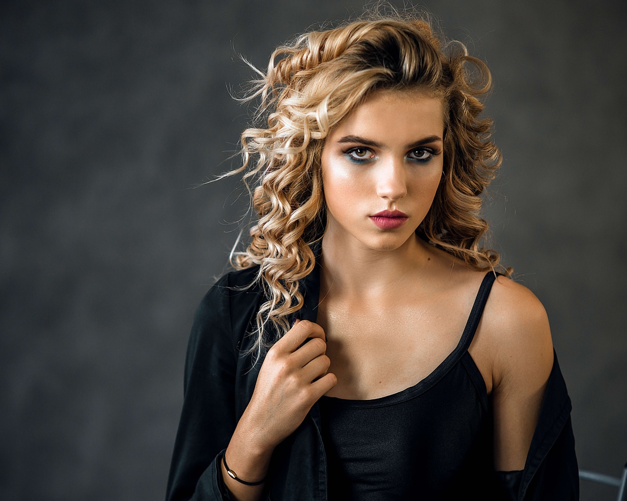 Красивая девушка с прической в черном наряде
