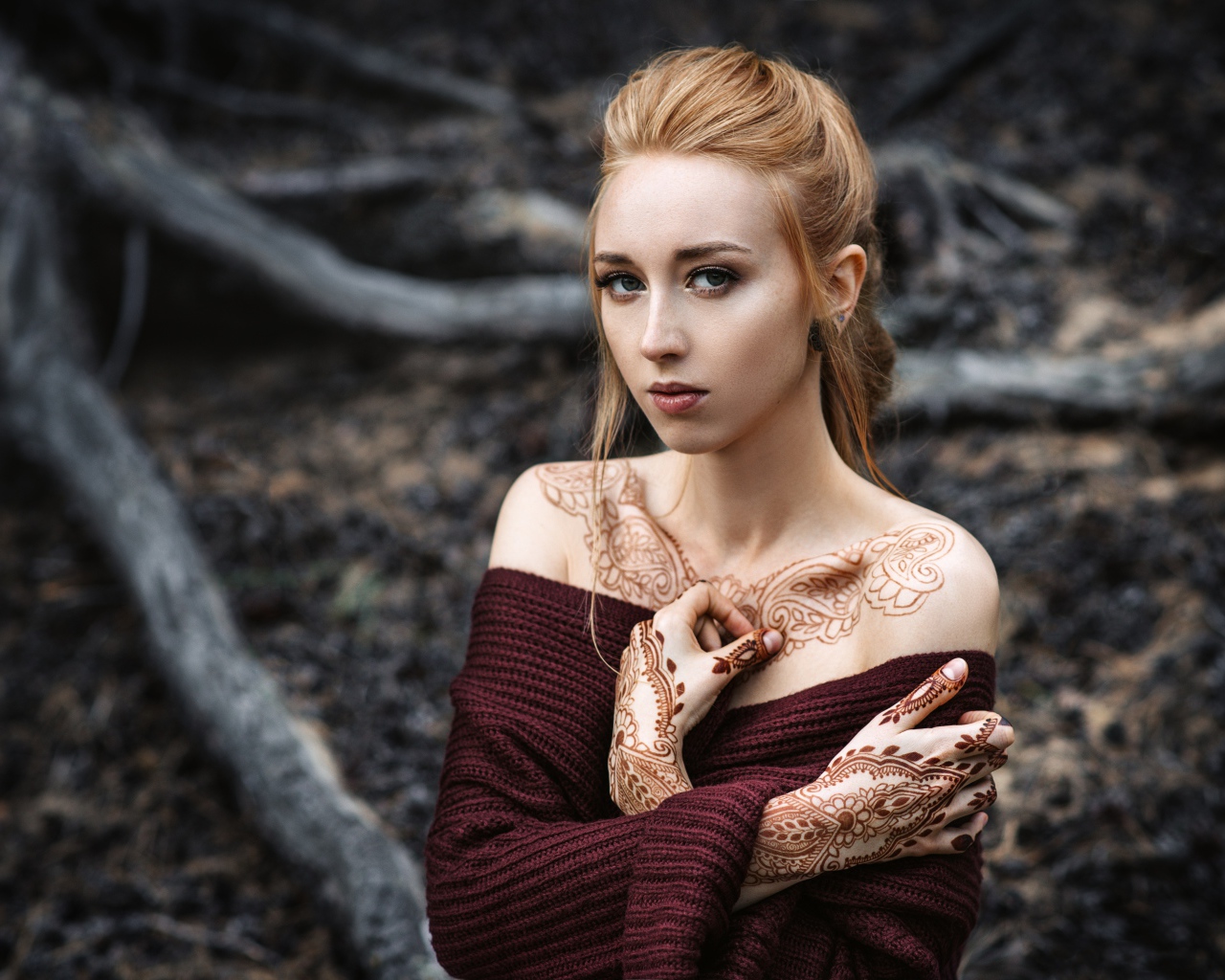 Красивая девушка с рисунком из хны на теле 