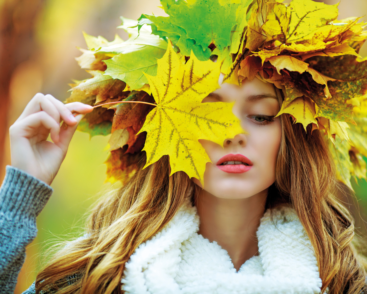 Красивая девушка с венком из листьев осенью