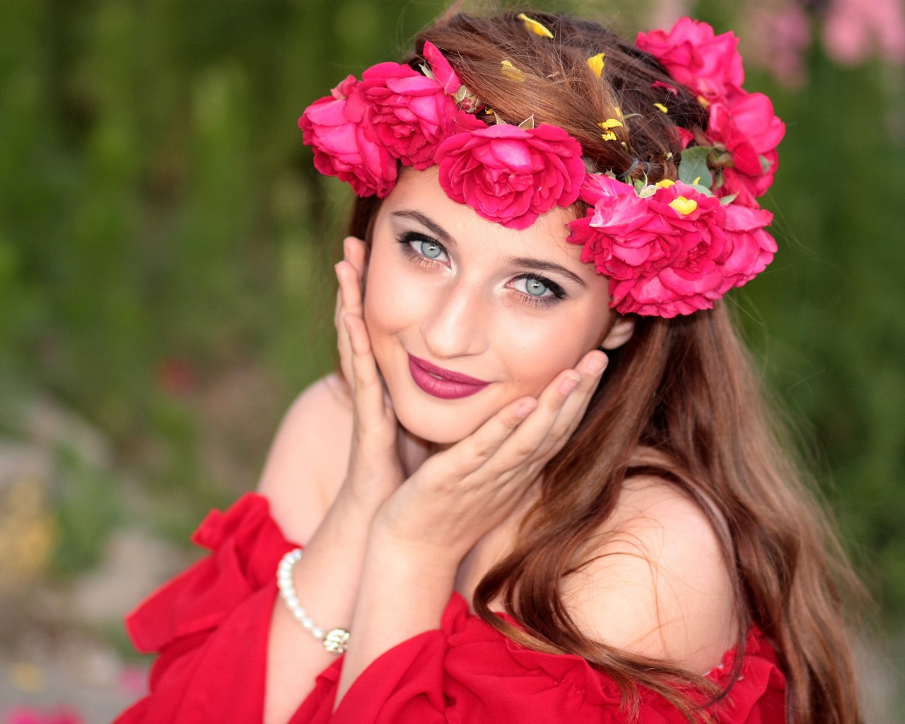 Красивая девушка с венком из роз на голове