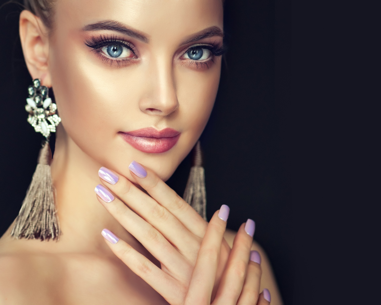 Красивая девушка с большими голубыми глазами и красивыми ногтями