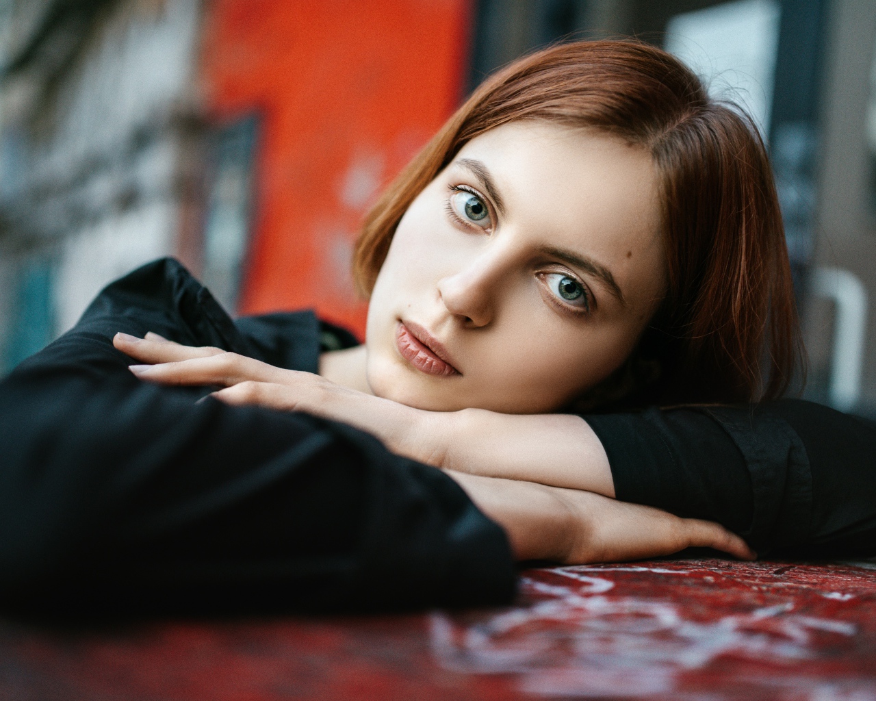 Красивая девушка с большими глазами