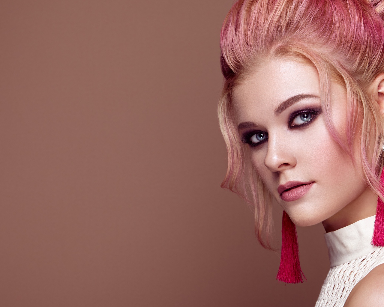 Красивая девушка с голубыми глазами  и розовыми волосами