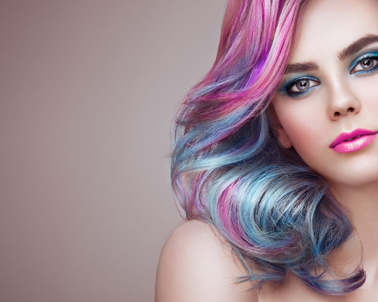 Красивая девушка с ярким макияжем и разноцветным волосами 
