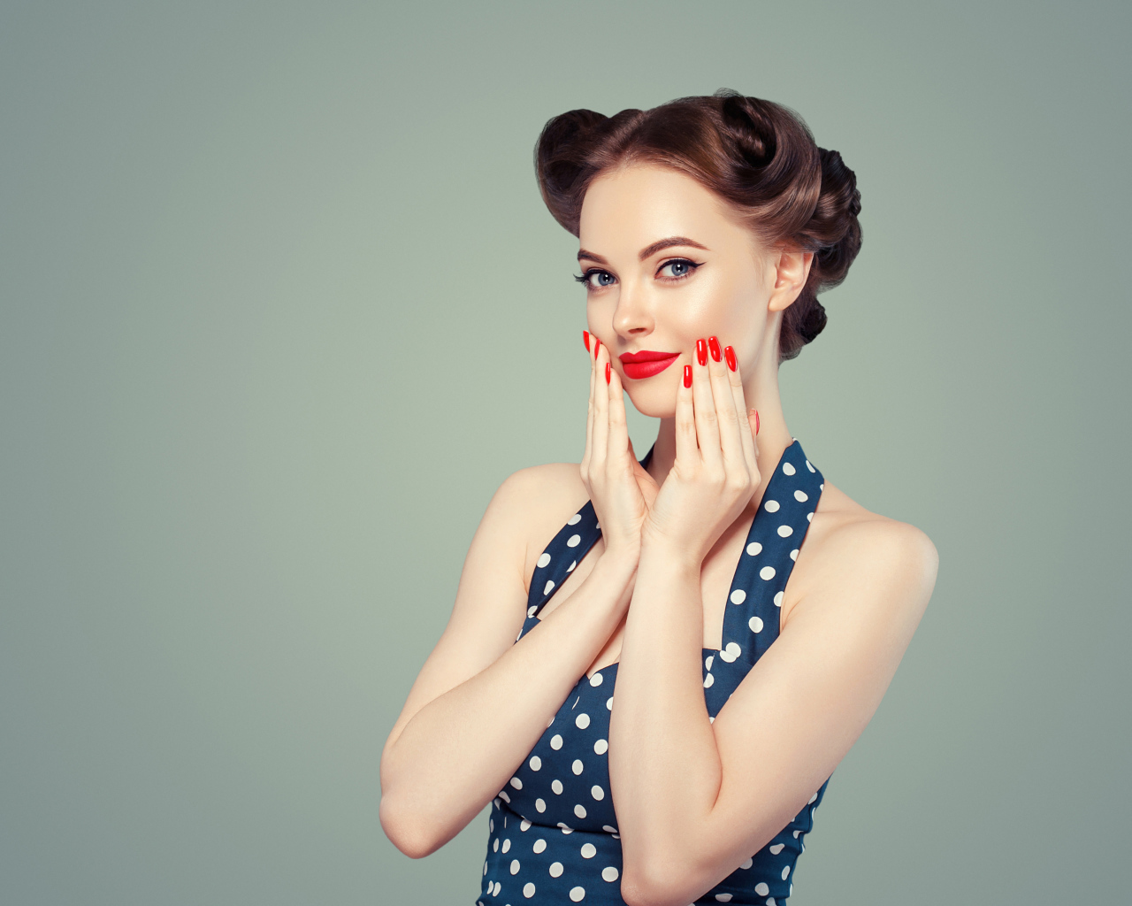 Красивая девушка с ярким макияжем на сером фоне
