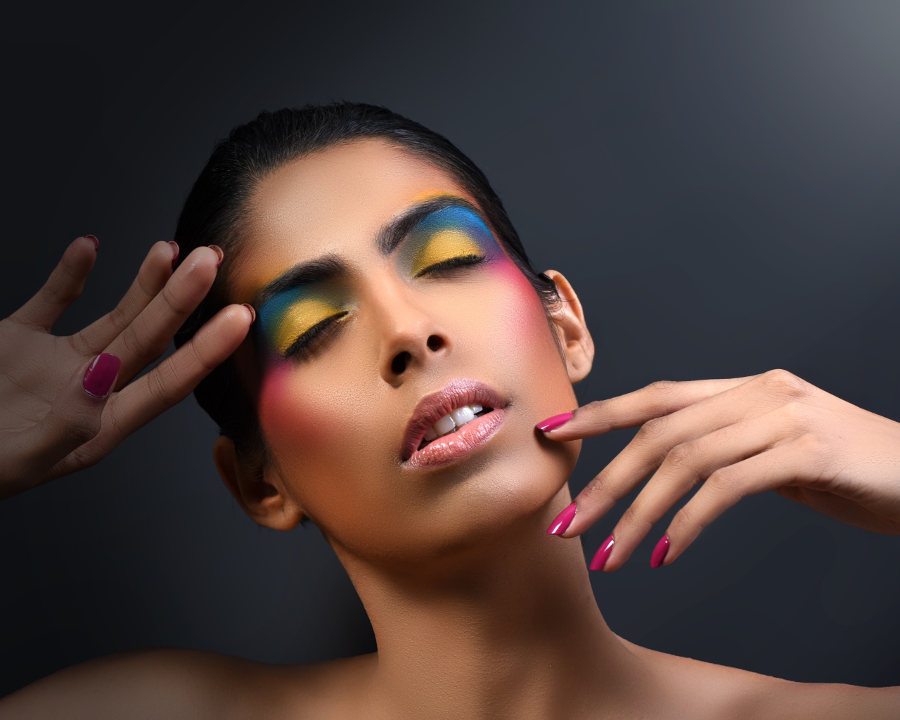 Красивая девушка с ярким макияжем с закрытыми глазами