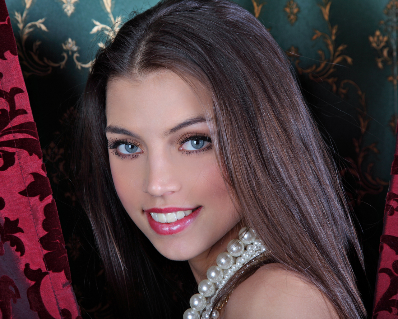 Красивая девушка с серыми глазами и очаровательной улыбкой