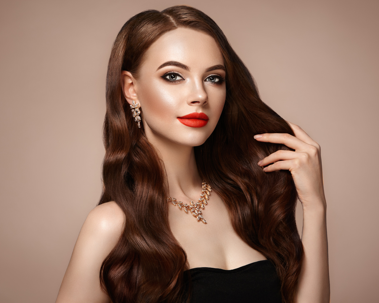Красивая девушка с длинными волосами и дорогими украшениями