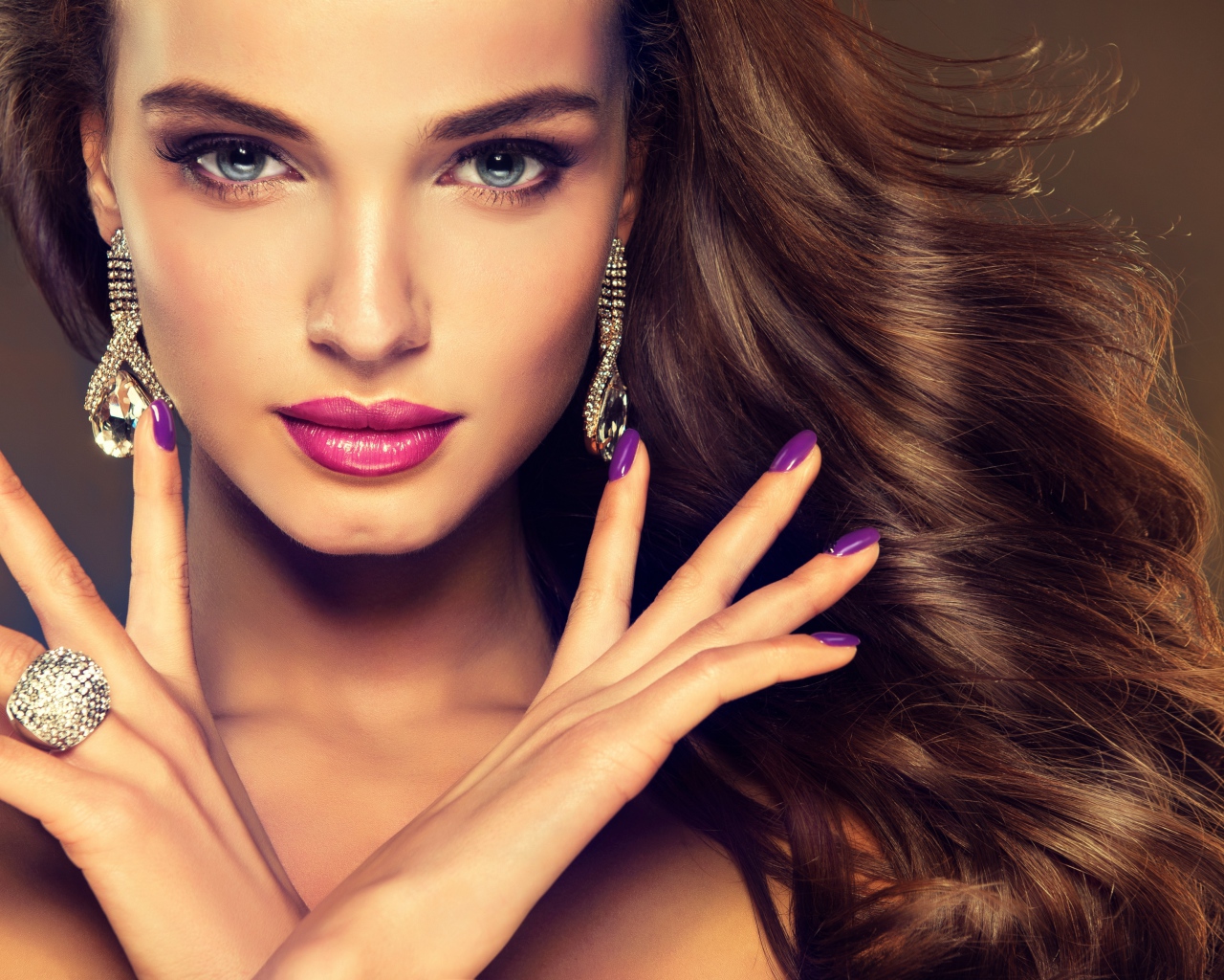Красивая девушка с макияжем, маникюром и дорогими украшениями