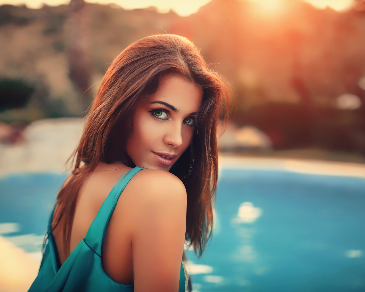 Красивая зеленоглазая шатенка у бассейна