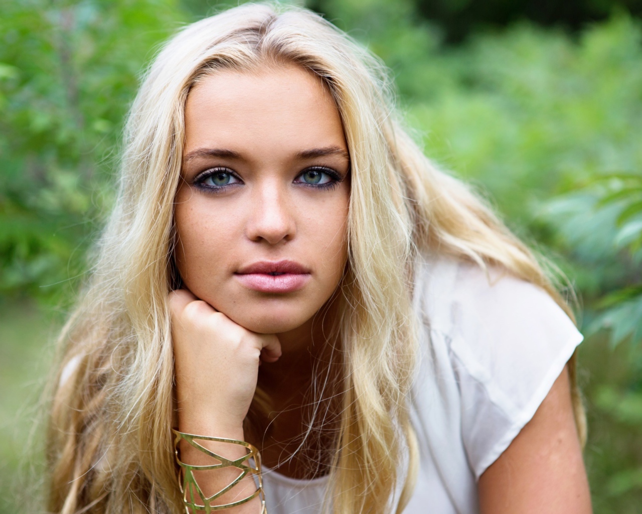 Красивая зеленоглазая девушка со светлыми волосами 