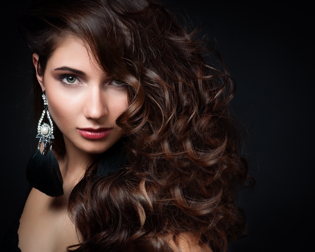 Красивая зеленоглазая девушка с сережками в ушах 