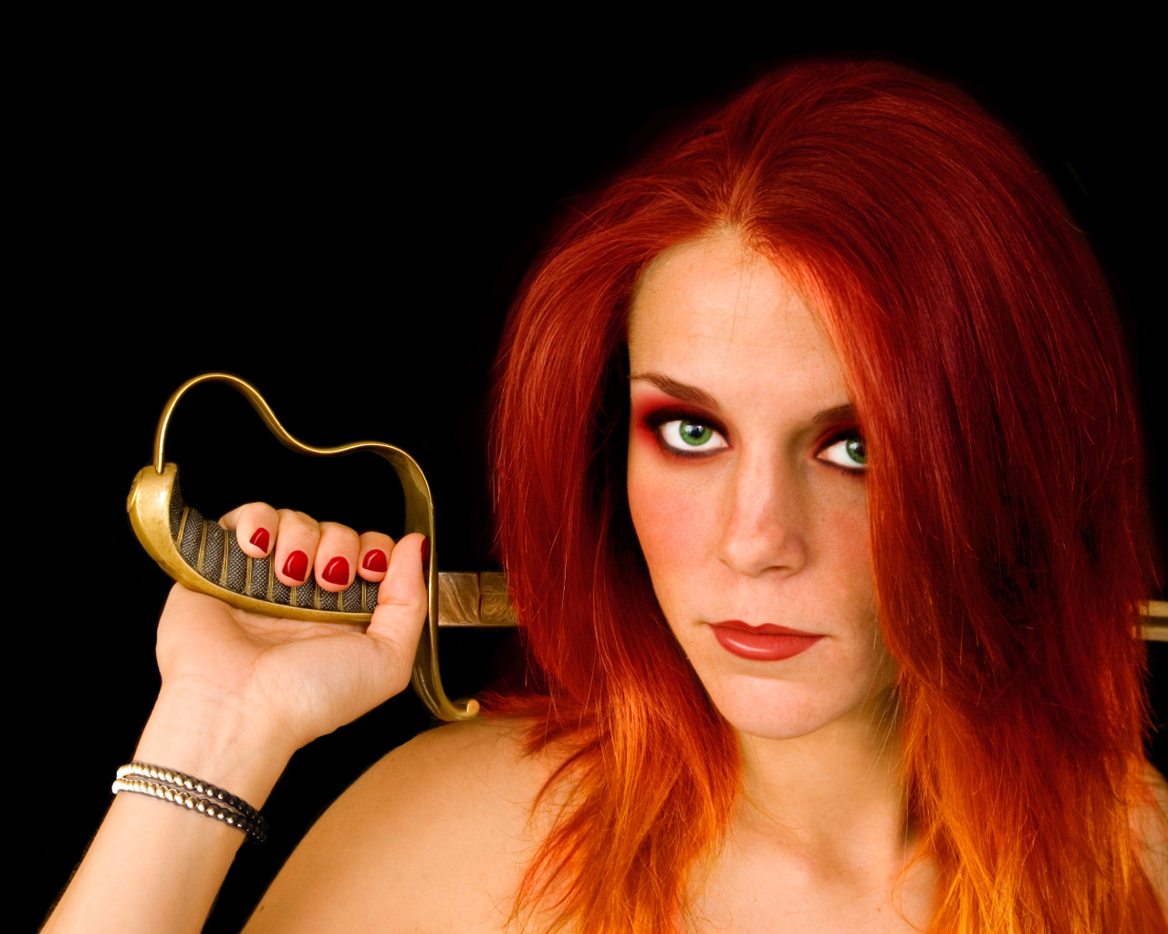 Красивая зеленоглазая девушка с зелеными глазами с саблей в руке