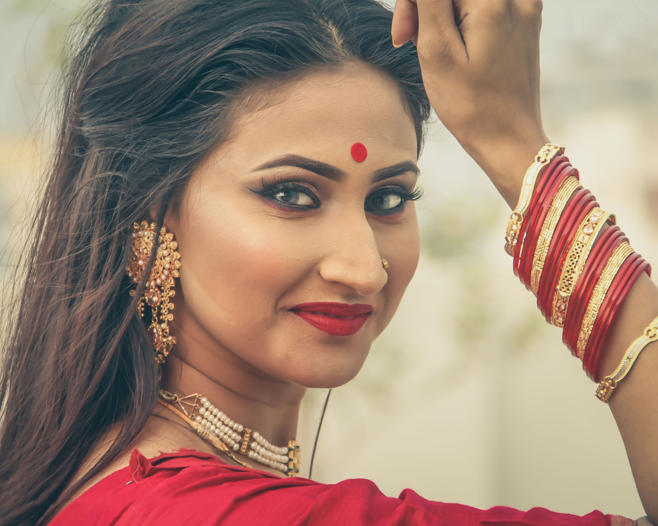 Красивая девушка индианка с украшениями 