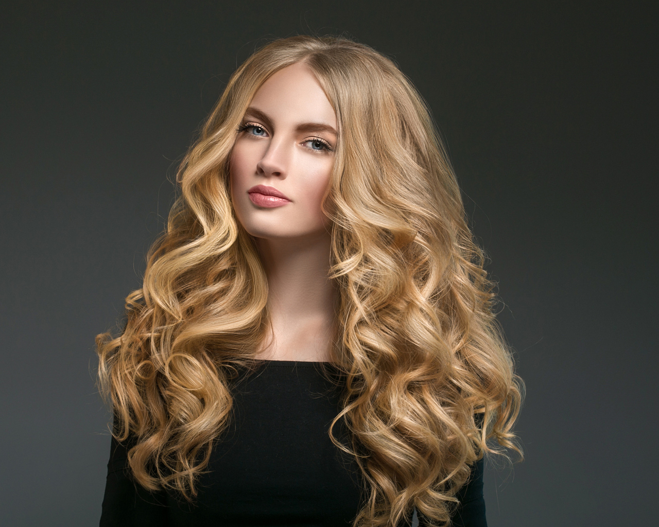Красивая длинноволосая блондинка с голубыми глазами 