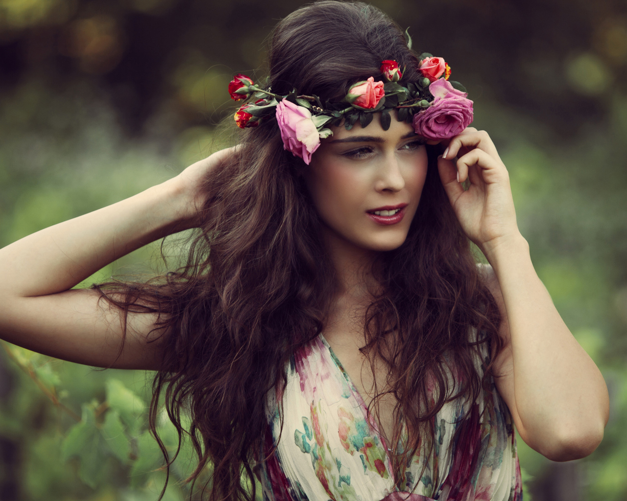 Красивая длинноволосая девушка шатенка с венком из роз на голове