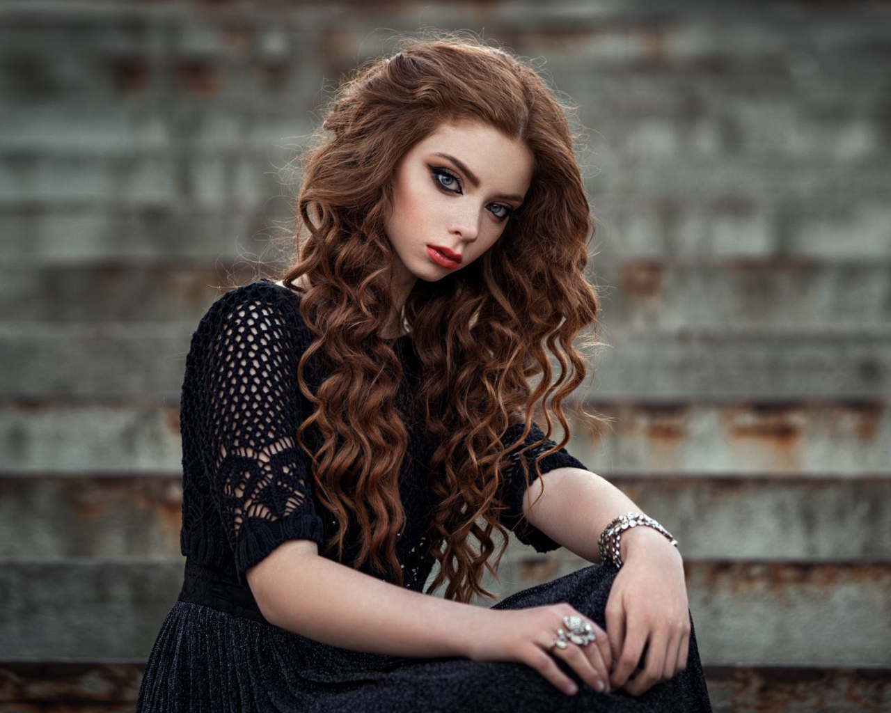 Красивая длинноволосая девушка в черном платье