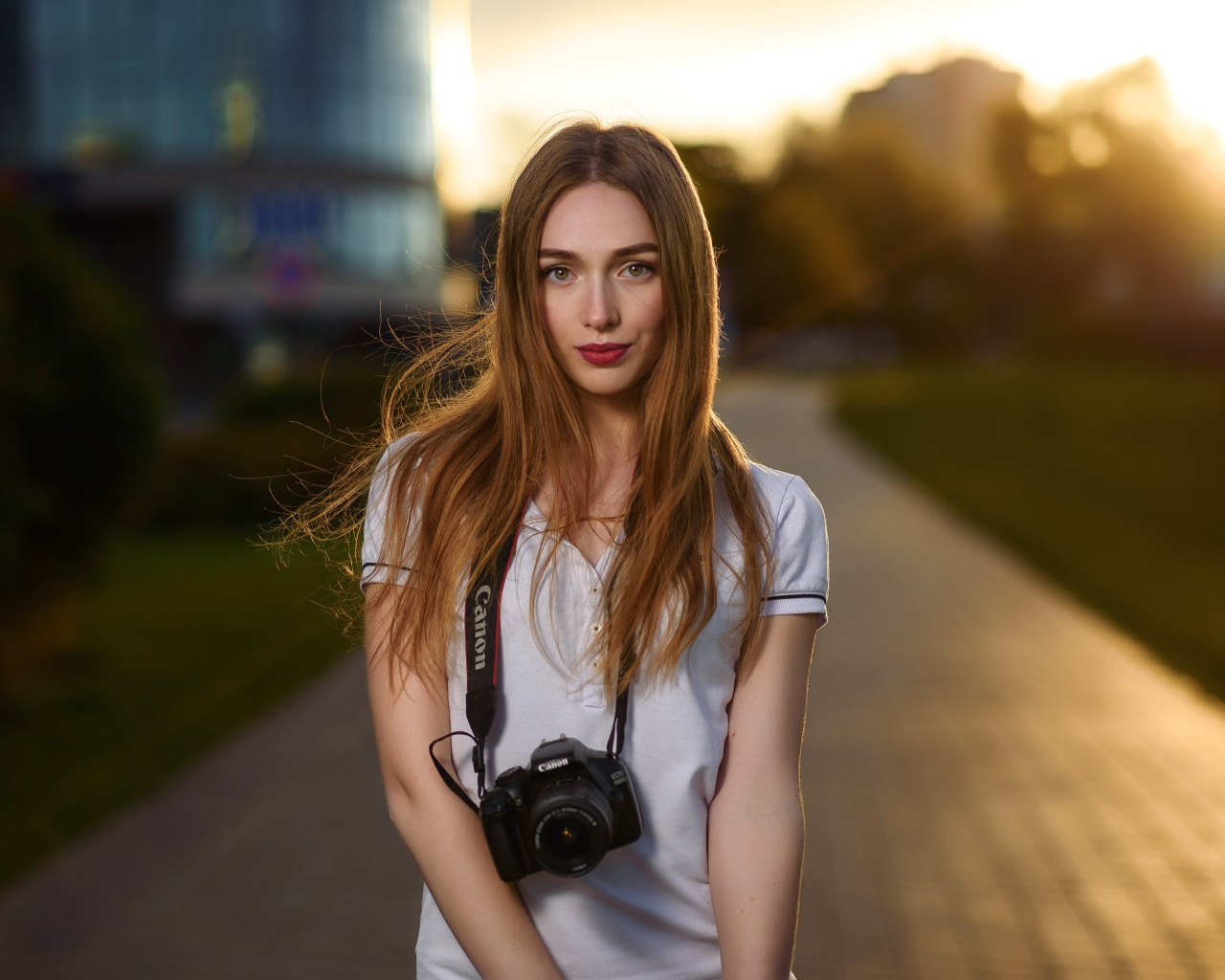 Beautiful long-haired girl with a camera Desktop wallpapers 1280x1024