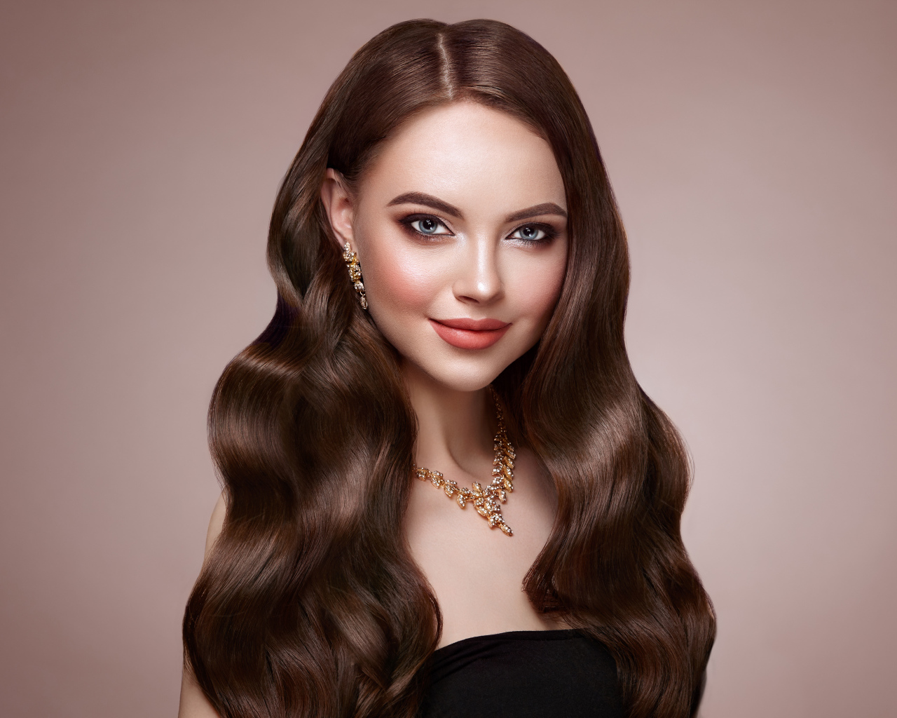 Красивая длинноволосая девушка с украшением на шее