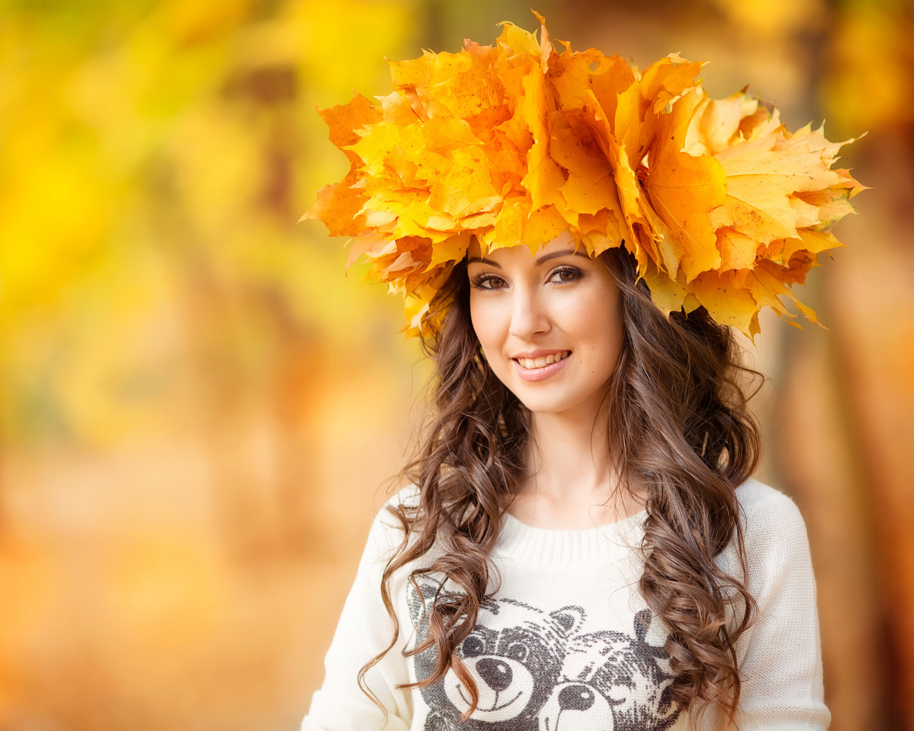 Красивая длинноволосая девушка с венком из желтых листьев на голове