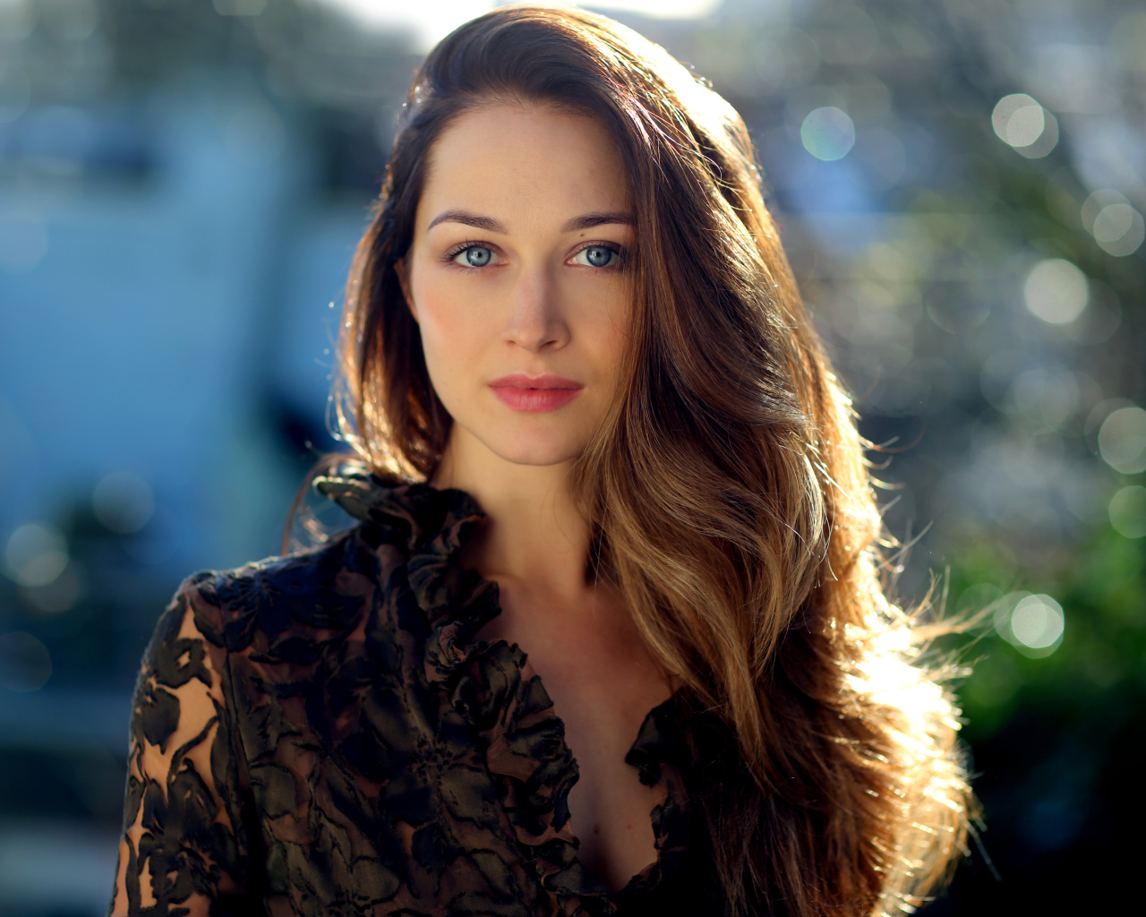 Красивая длинноволосая девушка с голубыми глазами на улице