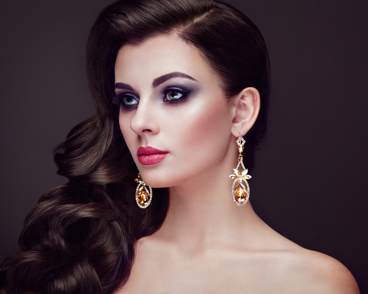 Красивая длинноволосая девушка с сережками