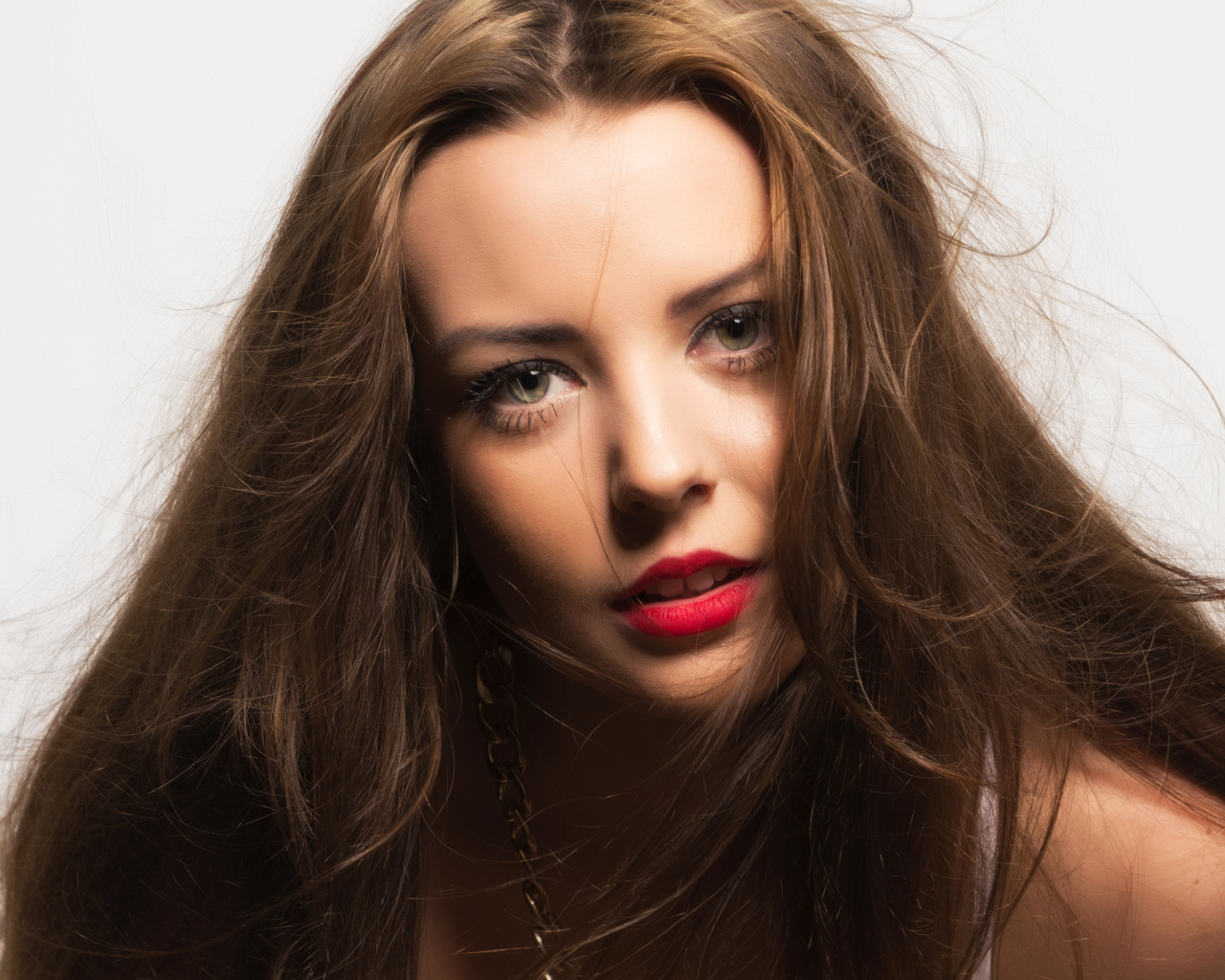 Красивая длинноволосая девушка с красными накрашенными губами