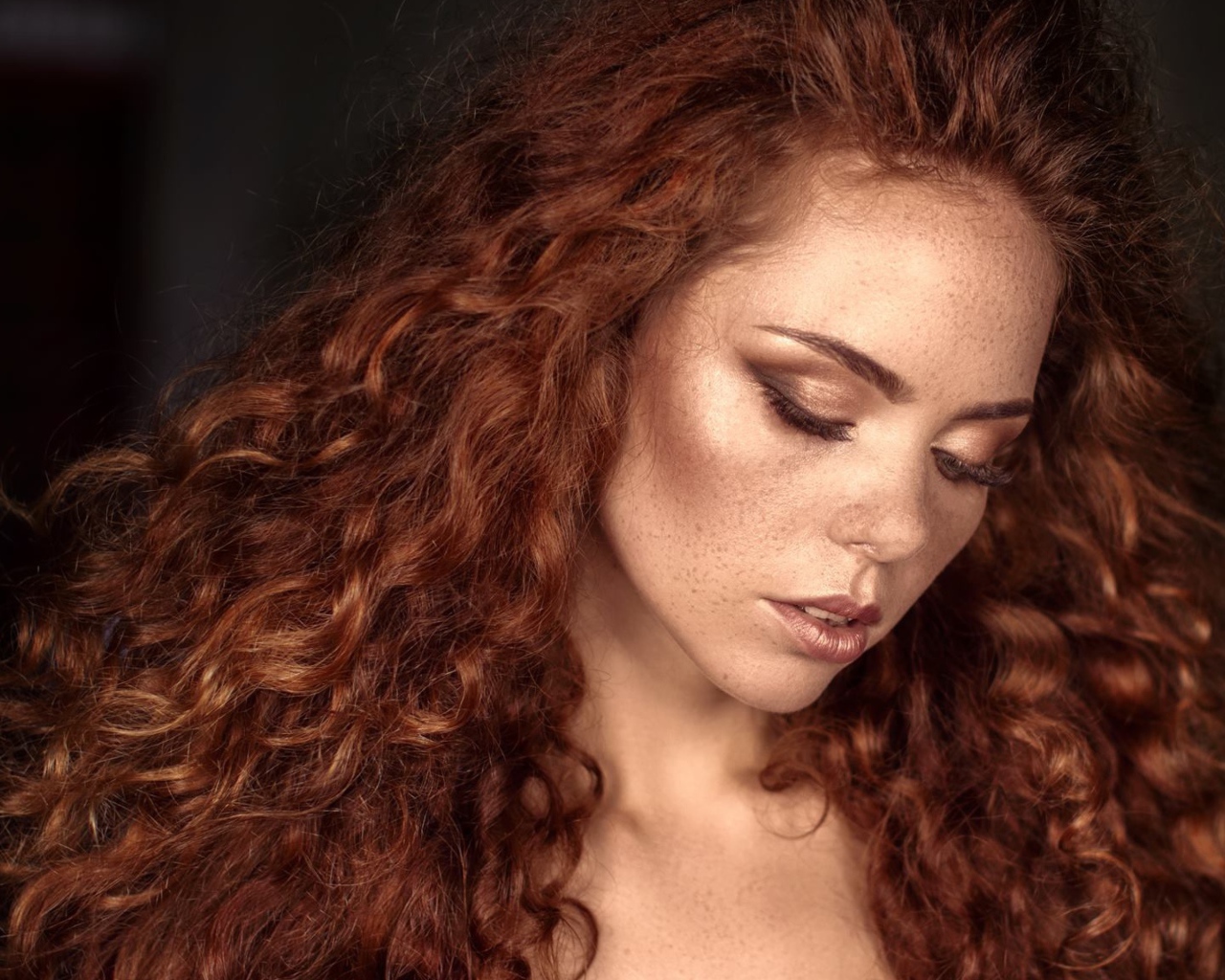 Красивая скромная рыжеволосая девушка с веснушками