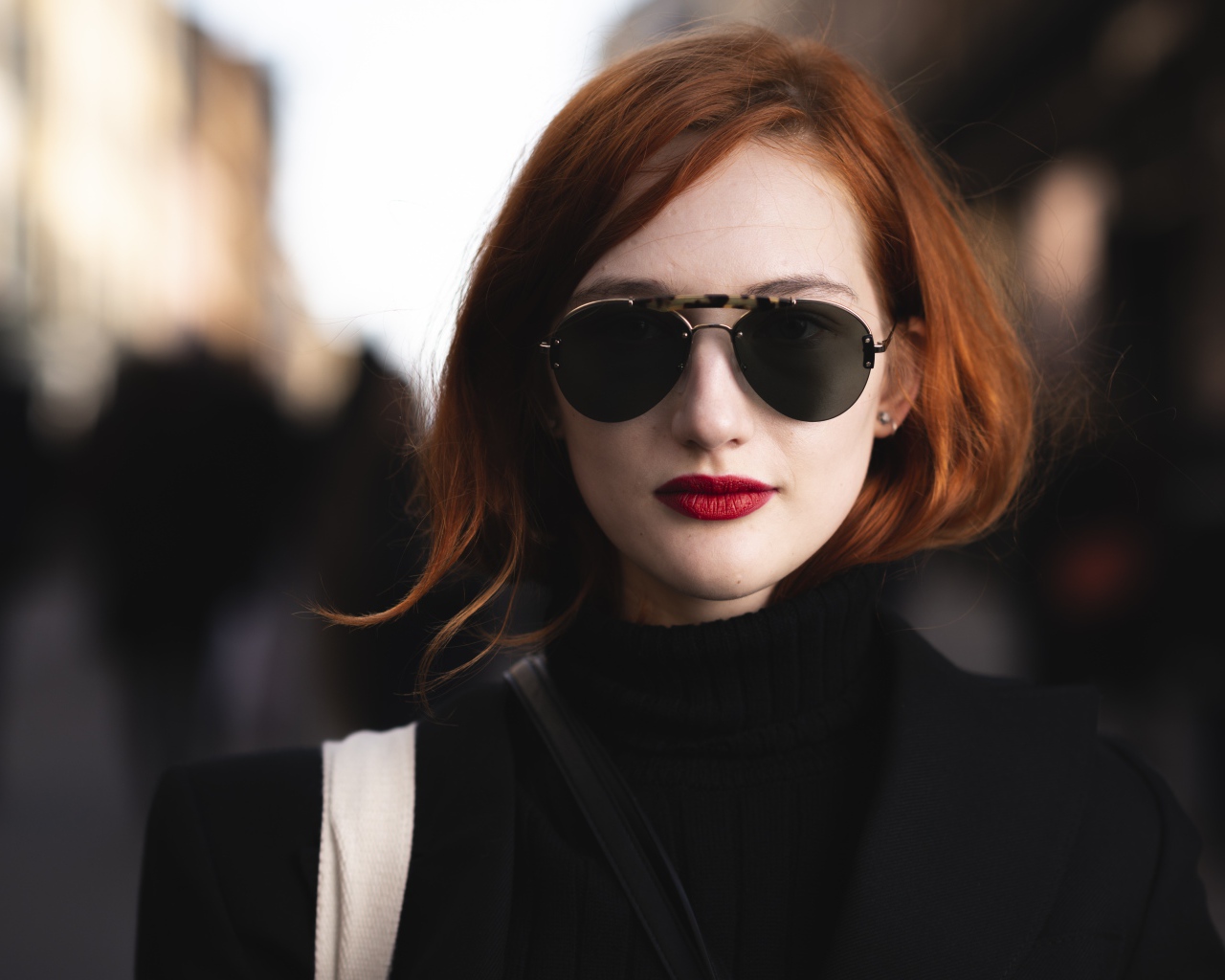 Красивая рыжеволосая девушка в темных очках
