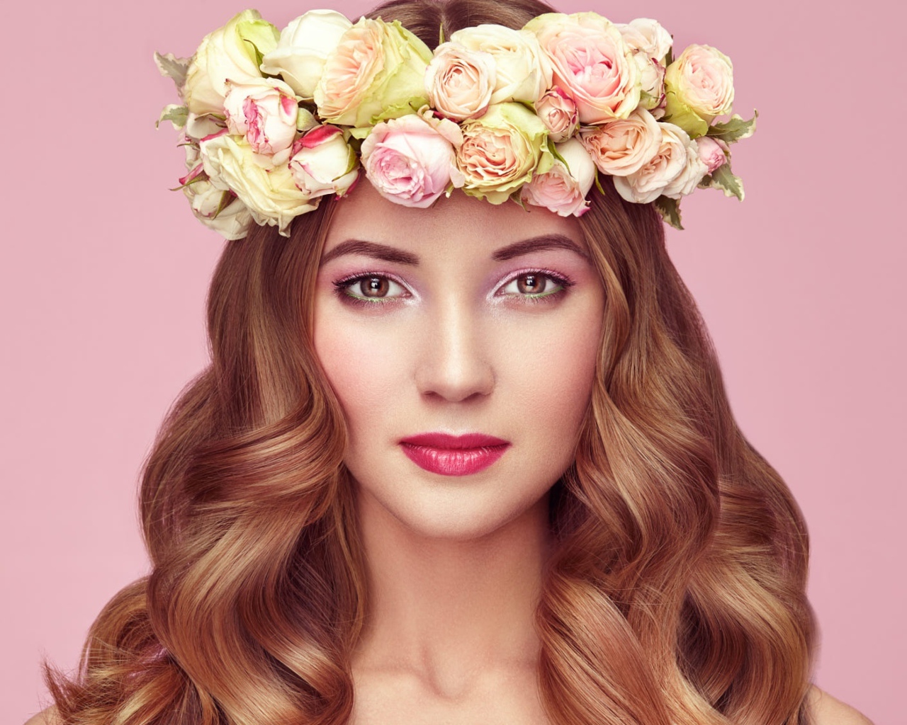 Красивая рыжеволосая девушка с венком из роз на голове