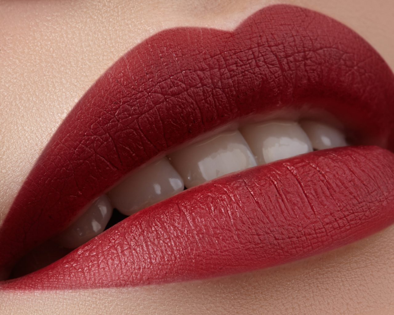 Красивые красные губы девушки 