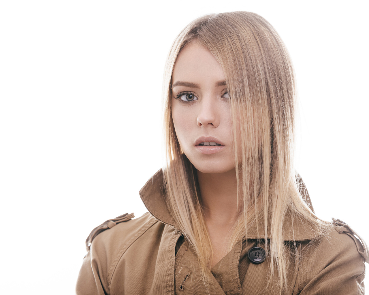 Красивая грустная девушка на белом фоне