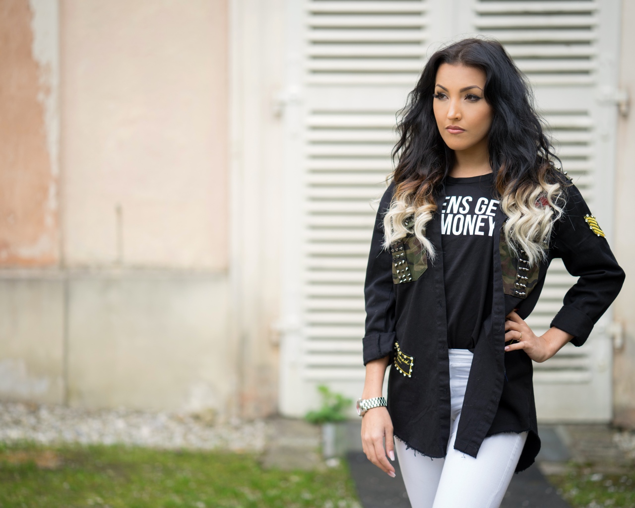 Красивая стильная девушка с часами на руке