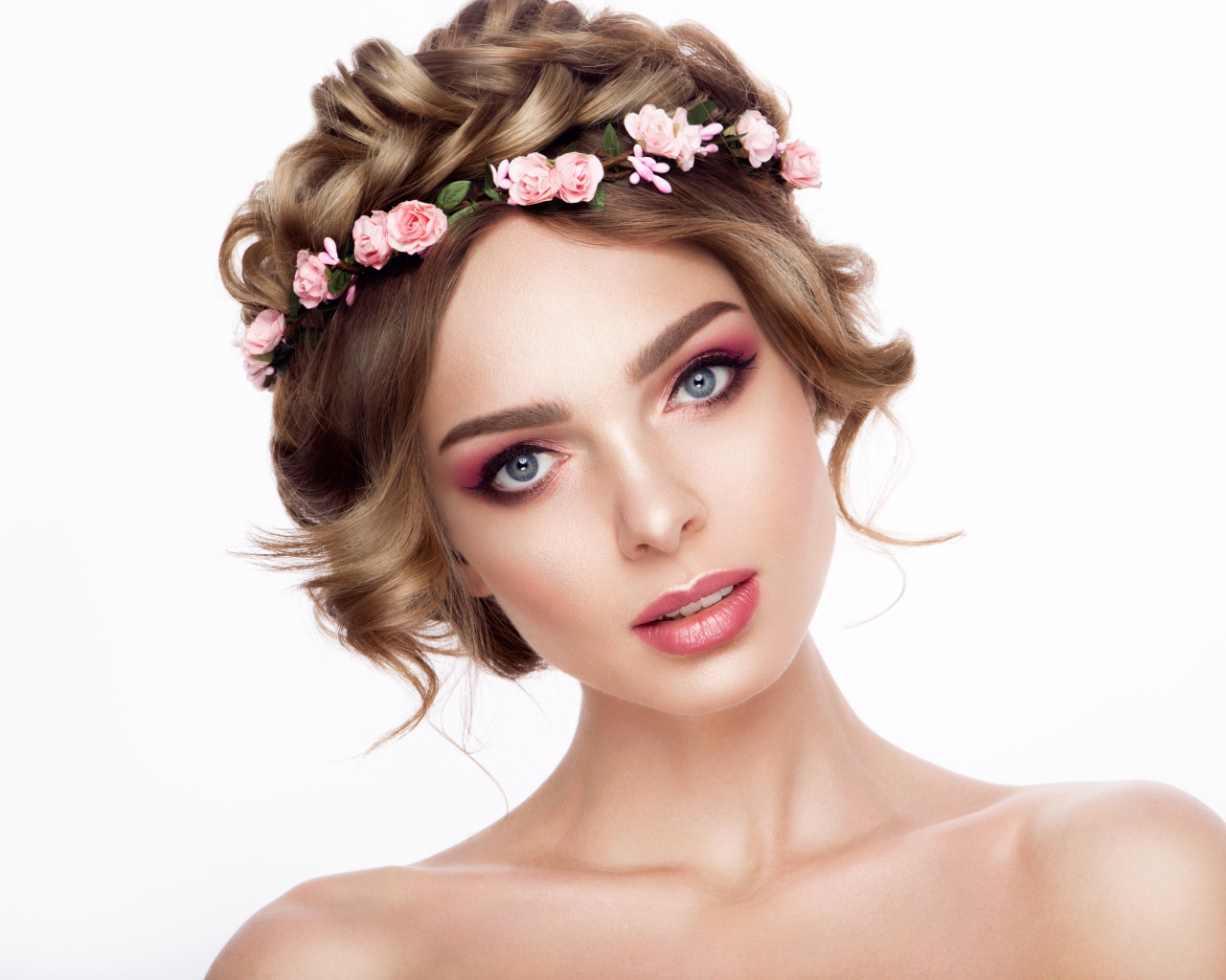 Красивая нежная голубоглазая девушка с венком на голове на белом фоне