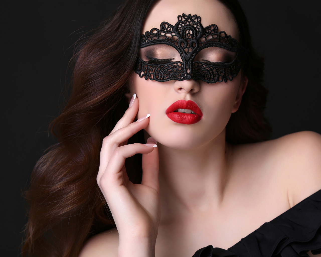 Красивая нежная длинноволосая девушка с черной маской на лице