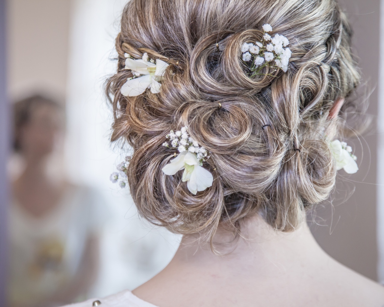 Красивая свадебная прическа с цветами 